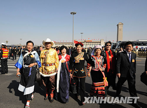 3月3日,全國政協(xié)委員抵達天安門廣場。 3月3日,中國人民政治協(xié)商會議第十一屆全國委員會第一次會議在北京人民大會堂開幕。 新華社記者高潔攝