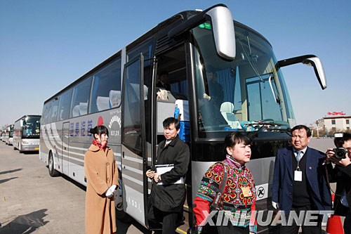 3月3日,全國政協(xié)委員乘坐車輛抵達天安門廣場。 3月3日15時,中國人民政治協(xié)商會議第十一屆全國委員會第一次會議將在北京人民大會堂開幕。 新華社記者 龐興雷攝